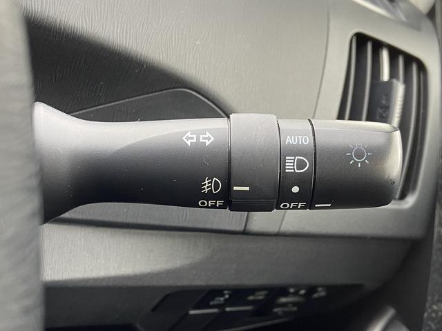 プリウス Sツーリングセレクション・G’s 禁煙車 横滑り防止装置 アルパイン製9インチナビ【CD DVD フルセグTV Bluetooth】 バックカメラ HIDヘッドライト&オートライト&フォグランプ ビルトインETC ステアリングリモコン スマートキー&スペア(33枚目)