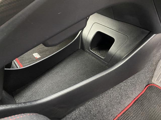 プリウス Sツーリングセレクション・G’s 禁煙車 横滑り防止装置 アルパイン製9インチナビ【CD DVD フルセグTV Bluetooth】 バックカメラ HIDヘッドライト&オートライト&フォグランプ ビルトインETC ステアリングリモコン スマートキー&スペア(39枚目)