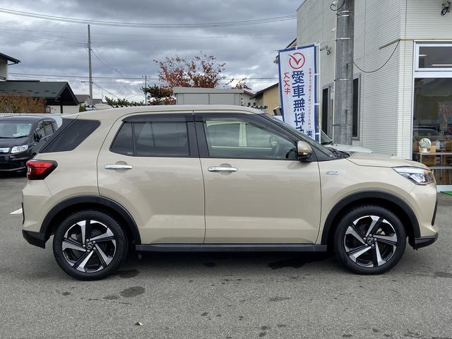 ロッキー プレミアムＧ　ＨＥＶ　禁煙車　衝突被害軽減装置　横滑り防止　レーンアシスト　コーナーセンサー　レーダークルーズコントロール　ステアリングリモコン　シートヒーター＆ハーフレザーシート　ＬＥＤヘッドライト＆フォグランプ＆オートハイビーム　純正アルミホイール（12枚目）