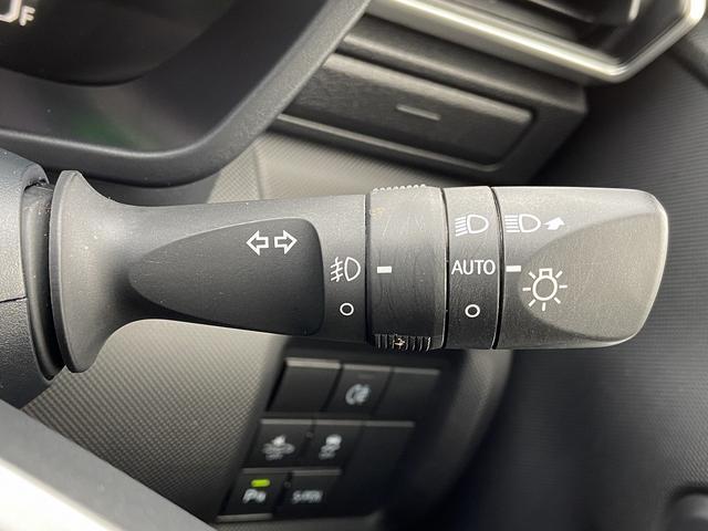 ロッキー プレミアムＧ　ＨＥＶ　禁煙車　衝突被害軽減装置　横滑り防止　レーンアシスト　コーナーセンサー　レーダークルーズコントロール　ステアリングリモコン　シートヒーター＆ハーフレザーシート　ＬＥＤヘッドライト＆フォグランプ＆オートハイビーム　純正アルミホイール（31枚目）