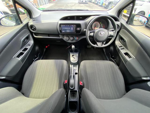 ヴィッツ F 禁煙車 4WD 寒冷地仕様 当社買取直販車両 ドライブレコーダー 夏冬タイヤセット有 純正7インチナビ【TV CD AUX Bluetooth】 バックカメラ 横滑り防止装置 キーレスエントリー 取扱説明書 保証書 LEDヘッドライト(5枚目)