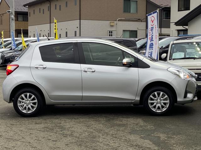 ヴィッツ F 禁煙車 4WD 寒冷地仕様 当社買取直販車両 ドライブレコーダー 夏冬タイヤセット有 純正7インチナビ【TV CD AUX Bluetooth】 バックカメラ 横滑り防止装置 キーレスエントリー 取扱説明書 保証書 LEDヘッドライト(12枚目)