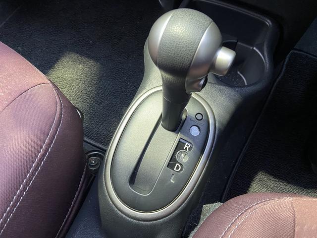 マーチ Ｇ　禁煙車　【有料オプションカラー】チタニウムカーキ　衝突被害軽減装置　レーンアシスト　オートライト＆ＬＥＤヘッドライト　アイドリングストップ　横滑り防止装置　スマートキー＆プッシュスタート　純正１４インチアルミホイール　ＣＤオーディオ＆ＡＵＸ　記録簿（30枚目）