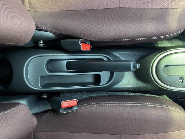 マーチ Ｇ　禁煙車　【有料オプションカラー】チタニウムカーキ　衝突被害軽減装置　レーンアシスト　オートライト＆ＬＥＤヘッドライト　アイドリングストップ　横滑り防止装置　スマートキー＆プッシュスタート　純正１４インチアルミホイール　ＣＤオーディオ＆ＡＵＸ　記録簿（39枚目）