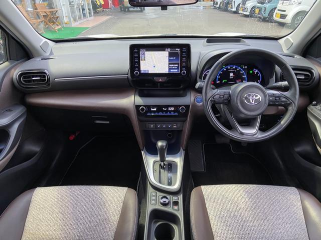 ヤリスクロス ハイブリッドＺ　４ＷＤ　禁煙車　ツートーンカラー　ＥＴＣ　レーダークルーズコントロール　レーンアシスト　コーナーセンサー　衝突被害軽減装置　ステアリングヒーター　１００Ｖ電源　電動ハーフレザーシート＆シートヒーター　全方位モニター　電動リアゲート（5枚目）