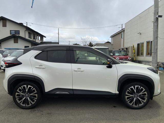 ヤリスクロス ハイブリッドＺ　４ＷＤ　禁煙車　ツートーンカラー　ＥＴＣ　レーダークルーズコントロール　レーンアシスト　コーナーセンサー　衝突被害軽減装置　ステアリングヒーター　１００Ｖ電源　電動ハーフレザーシート＆シートヒーター　全方位モニター　電動リアゲート（11枚目）