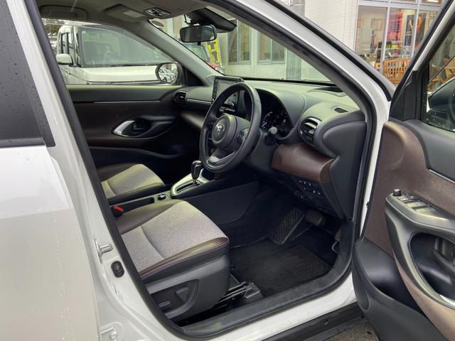 ヤリスクロス ハイブリッドＺ　４ＷＤ　禁煙車　ツートーンカラー　ＥＴＣ　レーダークルーズコントロール　レーンアシスト　コーナーセンサー　衝突被害軽減装置　ステアリングヒーター　１００Ｖ電源　電動ハーフレザーシート＆シートヒーター　全方位モニター　電動リアゲート（15枚目）