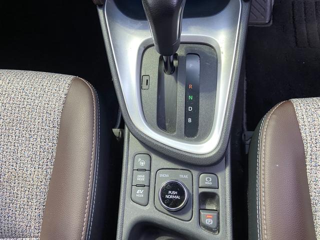 ヤリスクロス ハイブリッドＺ　４ＷＤ　禁煙車　ツートーンカラー　ＥＴＣ　レーダークルーズコントロール　レーンアシスト　コーナーセンサー　衝突被害軽減装置　ステアリングヒーター　１００Ｖ電源　電動ハーフレザーシート＆シートヒーター　全方位モニター　電動リアゲート（30枚目）