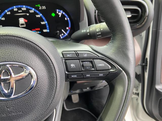 ヤリスクロス ハイブリッドＺ　４ＷＤ　禁煙車　ツートーンカラー　ＥＴＣ　レーダークルーズコントロール　レーンアシスト　コーナーセンサー　衝突被害軽減装置　ステアリングヒーター　１００Ｖ電源　電動ハーフレザーシート＆シートヒーター　全方位モニター　電動リアゲート（32枚目）