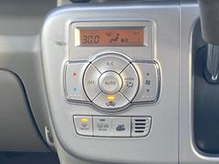 【オートエアコン】設定した温度で、車内の快適さを保ちます。こまめに温度調整するので、コンプレッサーに負荷をかけにくく、燃料の消費量をより少なくできます。 4