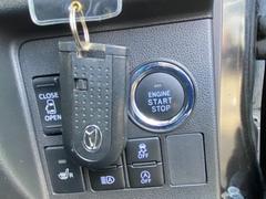 【スマートキー＆プッシュスタート】鍵をポケットやカバンに入れたままドアの解錠と施錠、エンジンの始動までできます。 6