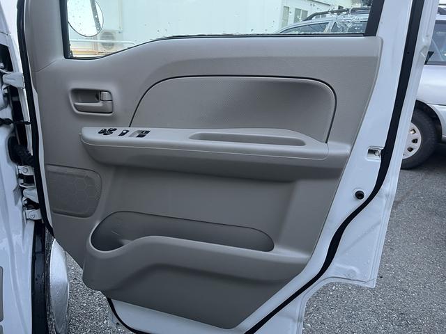 エブリイ PC ルートライダー仕様 1オーナー 記録簿有 ナビ バックカメラ パートタイム4WD 車線逸脱警報 コーナーセンサー アイドルストップ 横滑り防止 デュアルカメラブレーキサポート フルセグテレビ(10枚目)