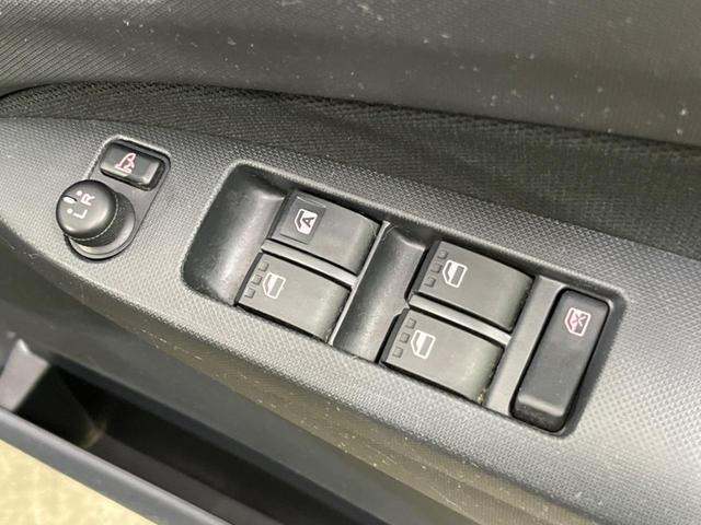 【電動格納ミラー】サイドミラーは電動格納式となっており、狭い駐車場でもキズがつくリスクを抑えられます。