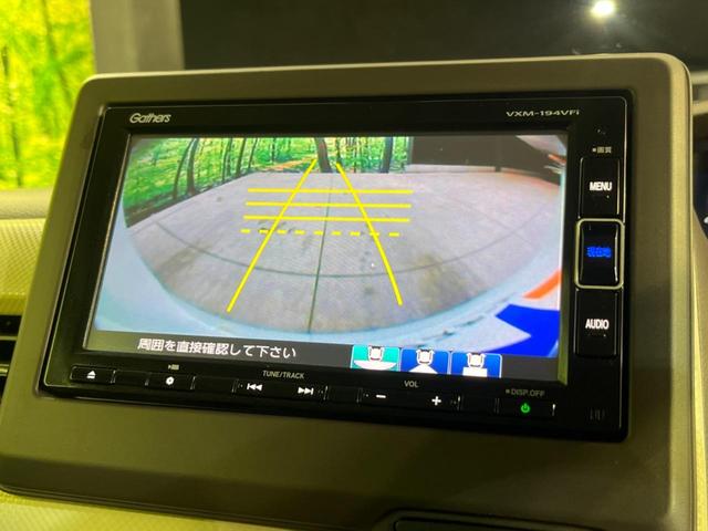 【バックカメラ】駐車時に後方がリアルタイム映像で確認できます。大型商業施設や立体駐車場での駐車時や、夜間のバック時に大活躍!運転スキルに関わらず、今や必須となった装備のひとつです!