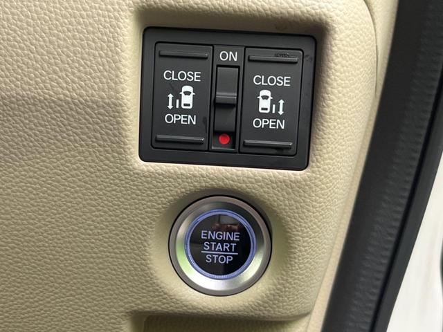 【両側パワースライドドア】スマートキーや運転席のスイッチで後席両側スライドドアの開閉が可能♪電動だから力を入れてドアを開ける必要が無く、小さなお子様でも簡単に開け閉めでき快適です♪