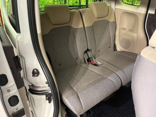 広々とした2列目シートは居住性が高く、居心地も快適!友達や家族とのお出かけにぴったりです。ベビーシートやチャイルドシート使用時も快適にお過ごしいただける十分な空間を確保しています。