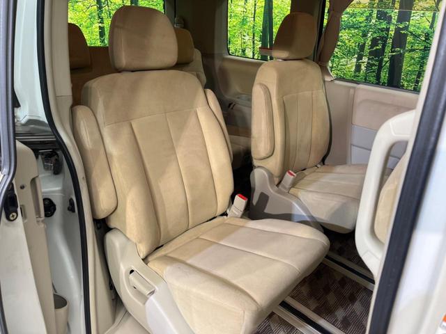 後部座席も気になるようなキズ・汚れやへたり等、大きなダメージはなく、良好な状態です。