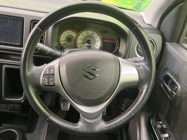 �C���e���A�ɍ��킹���f�U�C���̃X�e�A�����O�́A�^�]�������̂��Ƃ��l���A�^�]���₷���`��A�傫���ł��B�����x�A���ۂɐG���Ă��m���߂��������B