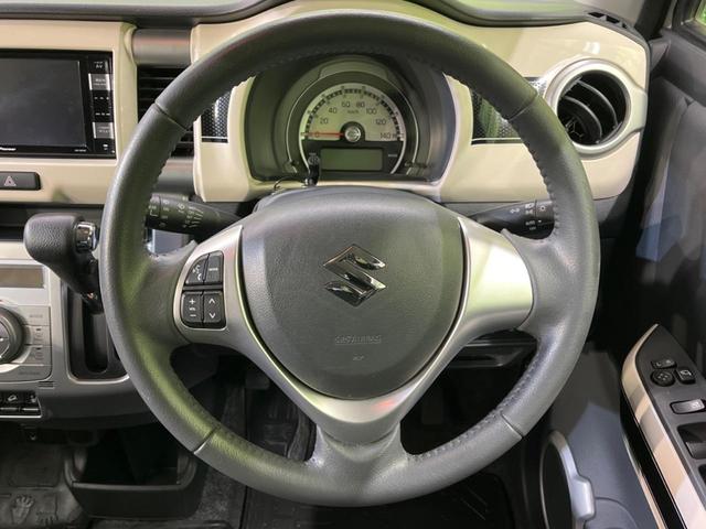 �C���e���A�ɍ��킹���f�U�C���̃X�e�A�����O�́A�^�]�������̂��Ƃ��l���A�^�]���₷���`��A�傫���ł��B�����x�A���ۂɐG���Ă��m���߂��������B