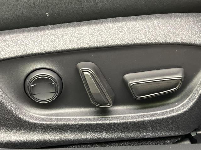 プリウス Ｚ　４ＷＤ　全周囲カメラ　衝突被害軽減システム　レーダークルーズ　禁煙車　電動リアゲート　レザーシート　前席シートエアコン　パワーシート　コーナーセンサー　スマートキー　ＬＥＤヘッド（6枚目）