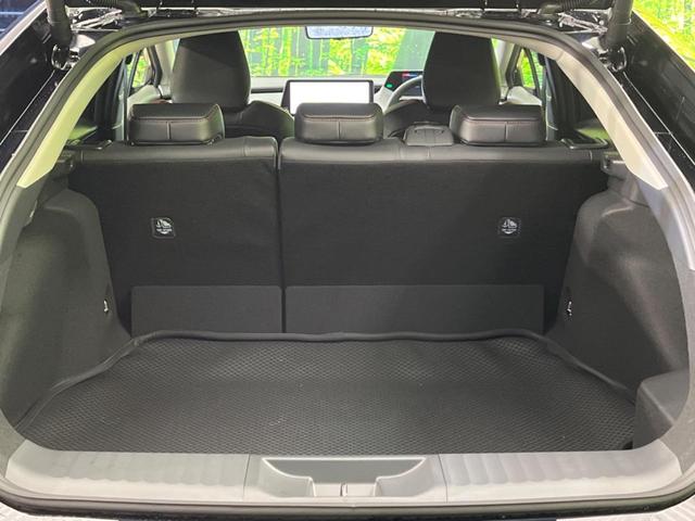 プリウス Ｚ　４ＷＤ　全周囲カメラ　衝突被害軽減システム　レーダークルーズ　禁煙車　電動リアゲート　レザーシート　前席シートエアコン　パワーシート　コーナーセンサー　スマートキー　ＬＥＤヘッド（11枚目）