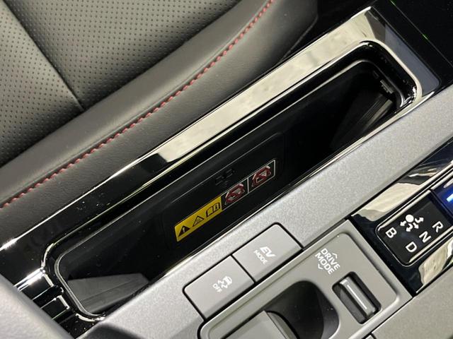 プリウス Ｚ　４ＷＤ　全周囲カメラ　衝突被害軽減システム　レーダークルーズ　禁煙車　電動リアゲート　レザーシート　前席シートエアコン　パワーシート　コーナーセンサー　スマートキー　ＬＥＤヘッド（60枚目）