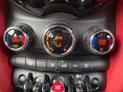 ●デュアルオートエアコン：運転席・助手席それぞれで温度設定が可能な独立式オートエアコンを標準装備しております！ 4