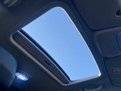 ●サンルーフ：開放感たっぷりの希少装備、サンルーフが装着されています！車内に明かりを取り入れたり景色を楽しむ以外にも、車内の空気も簡単に換気できて快適です！ 4