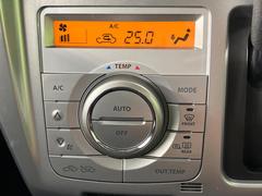 【オートエアコン】一度お好みの温度に設定すれば、車内の温度を検知し風量や温度を自動で調整。暑い…寒い…と何度もスイッチ操作をする必要はありません。快適な車内空間には必須の機能ですね♪ 7