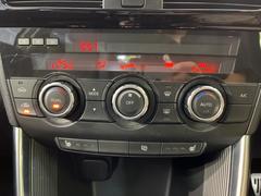 【左右独立型フルオートエアコン】運転席と助手席でそれぞれお好みの温度に設定可能。同乗者にも配慮した、快適な空調をお届け致します。 6