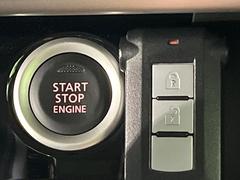 【キーレススタートシステム】カバンやポケットに入れたままでもドアの施錠・解錠が可能なスマートキーを装備。エンジンのオン・オフ時もカギを取り出す必要が無いからとっても便利です♪ 7