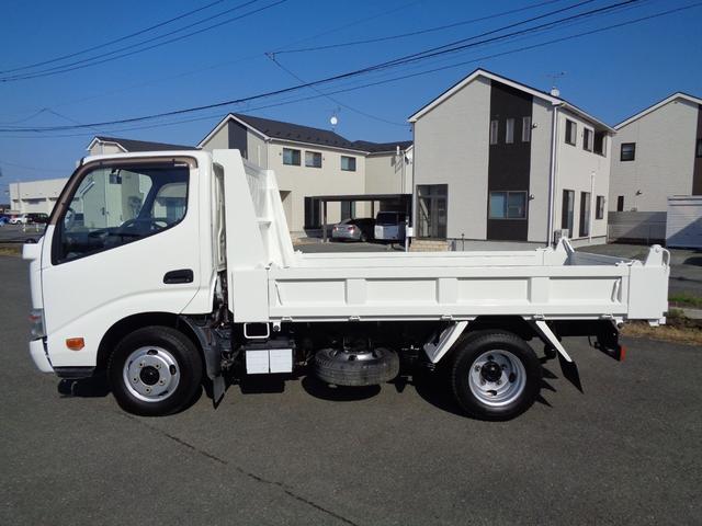 デュトロ 全低床強化ダンプ　２ｔ／全低床強化ダンプ／走行５万キロ台／５速マニュアル／メッキパーツ／保証付き販売車両／最大積載量２０００ｋｇ（7枚目）