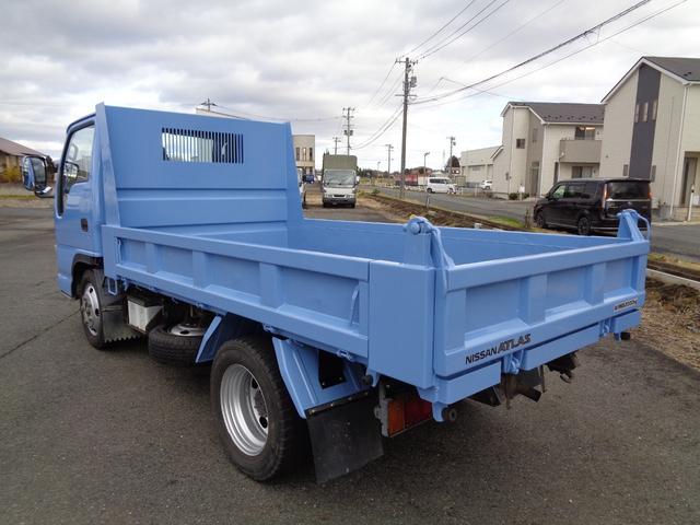 アトラストラック 　２ｔ／全低床強化ダンプ／５速マニュアル／煤焼き不要／関東仕入れ／メッキパーツ／外装塗装仕上げ／ルームクリーニング済み／保証付き販売車両／（11枚目）