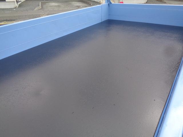 アトラストラック 　２ｔ／全低床強化ダンプ／５速マニュアル／煤焼き不要／関東仕入れ／メッキパーツ／外装塗装仕上げ／ルームクリーニング済み／保証付き販売車両／（22枚目）