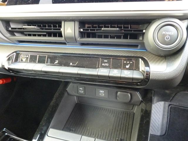 プリウス Ｕ　４ＷＤ　１オーナー車　１２．３インチディスプレイオーディオ　フルセグＴＶ　パノラミックビューモニター　Ｂｌｕｅｔｏｏｔｈ接続　プリクラッシュ　ドラレコ前後　シートヒーター　パーキングアシスト　禁煙車（14枚目）