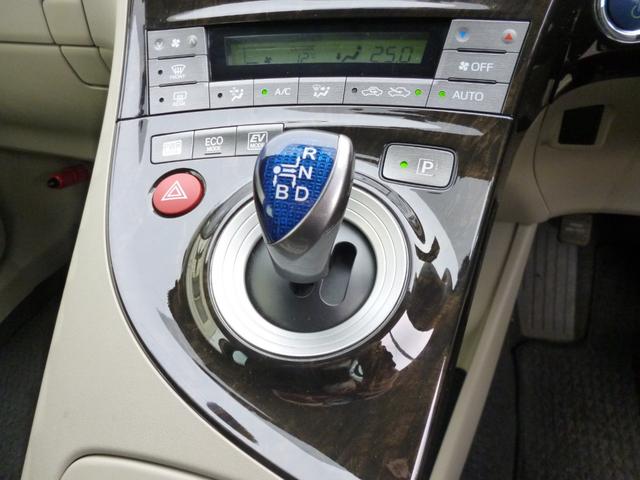 プリウス Ｓ　後期モデル　社外ナビ　フルセグＴＶ　バックモニター　Ｂｌｕｅｔｏｏｔｈ接続　レザーシート　ビルトインＥＴＣ　ＨＩＤライト（15枚目）