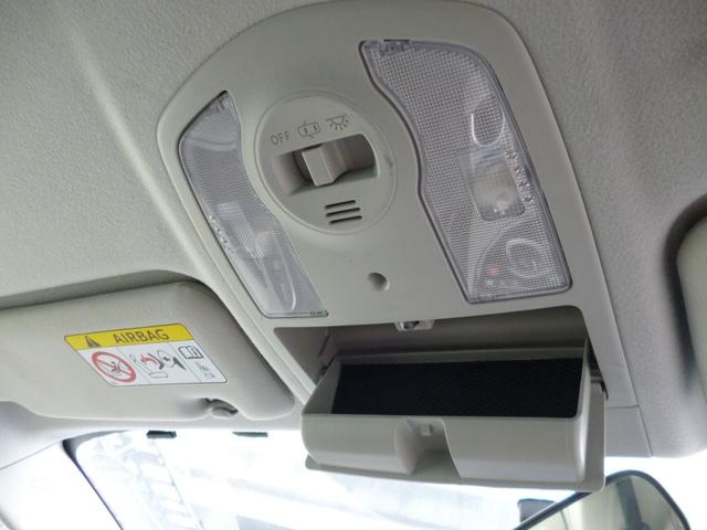 プリウス Ｓ　後期モデル　社外ナビ　フルセグＴＶ　バックモニター　Ｂｌｕｅｔｏｏｔｈ接続　レザーシート　ビルトインＥＴＣ　ＨＩＤライト（18枚目）