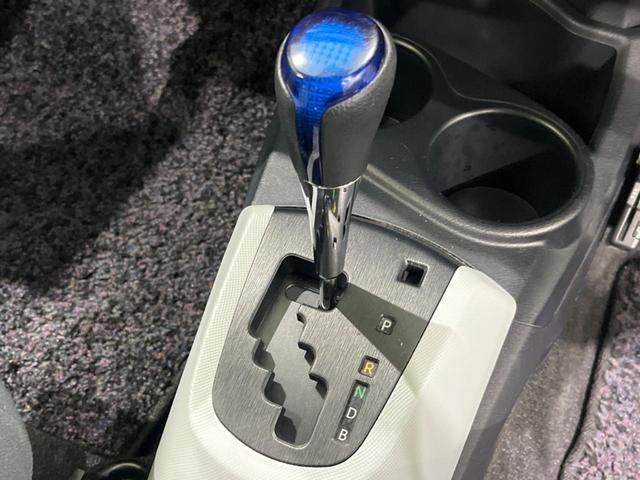 アクア Ｓ　純正ナビ　スマートキー　ＥＴＣ　オートエアコン　プライバシーガラス　パワーウィンドウ　シートリフター　電動格納ドアミラー　地デジ　禁煙車　オートハイビーム　オートエアコン　１４インチアルミホイール（23枚目）