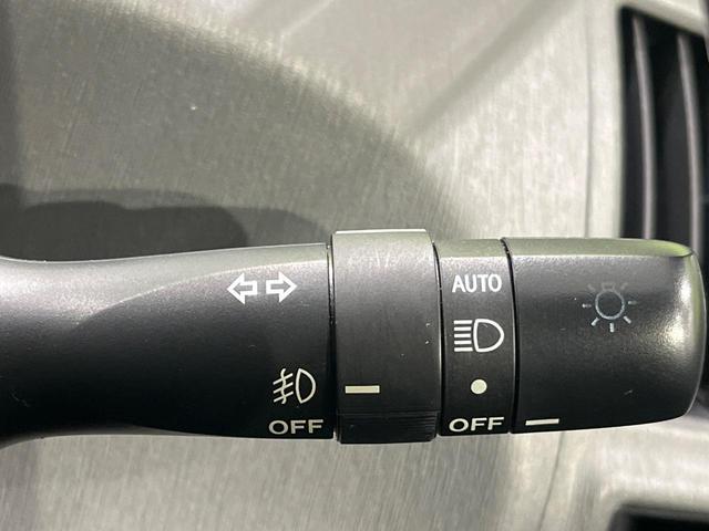 プリウスアルファ Ｓ　チューン　ブラック　純正ナビ　フルセグ　バックカメラ　ＬＥＤヘッド　オートライト　スマートキー　オートエアコン　革巻きステアリング　ステアリングスイッチ　アームレスト　シートリフター　電動格納ドアミラー　禁煙車　ＥＴＣ（7枚目）