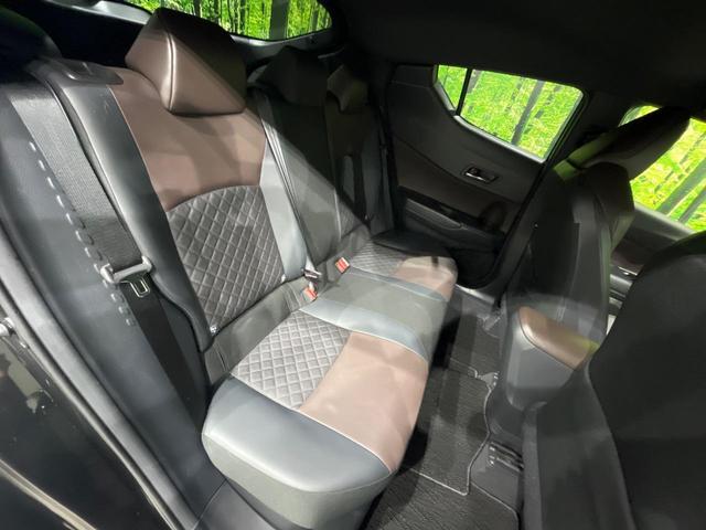 後部座席も気になるようなキズ・汚れやへたり等、大きなダメージはなく、良好な状態です。