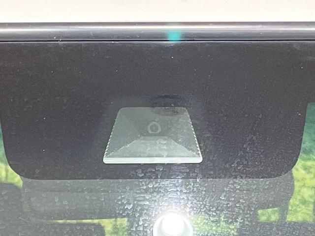 【ホンダセンシング】走行中に前方の車両等を認識し、衝突しそうな時は警報とブレーキで衝突回避と被害軽減をアシスト。より安全にドライブをお楽しみいただけます。