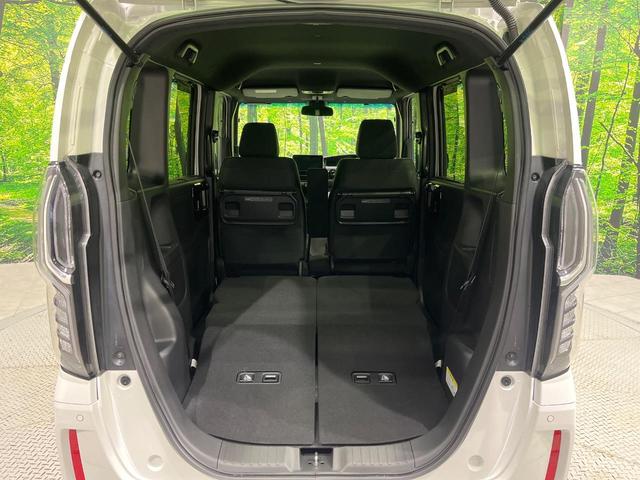 後席を格納すると、これだけの広さが！シーンに合わせたシートアレンジで、大きな荷物も積むことが出来ます♪