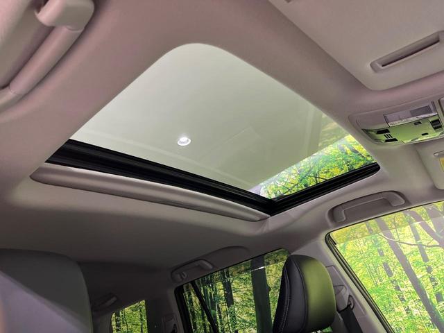 【サンルーフ】開放感たっぷりの希少装備、サンルーフが装着されています！車内に明かりを取り入れたり景色を楽しむ以外にも、車内の空気も簡単に換気できて快適です！