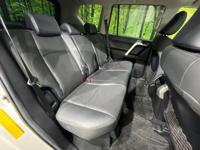 後部座席も気になるようなキズ・汚れやへたり等、大きなダメージはなく、良好な状態です。