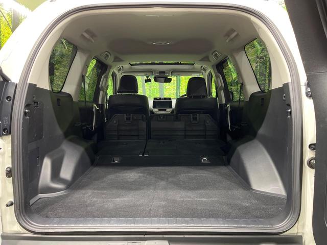後席を格納すると、これだけの広さが！シーンに合わせたシートアレンジで、大きな荷物も積むことが出来ます♪