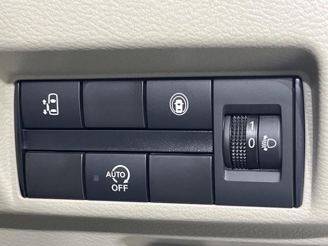 ルークス Ｘ　純正９型ナビ　全周囲カメラ　ハンズフリー片側電動スライド　エマージェンシーブレーキ　インテリキー　オートエアコン　ステアリングスイッチ　６スピーカー　アームレスト付きベンチシート　ハイビームアシスト（3枚目）