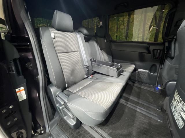 後部座席も気になるようなキズ・汚れやへたり等、大きなダメージはなく、良好な状態です。