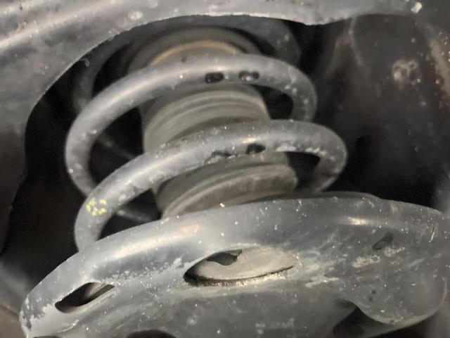 お車を安心してお乗りいただく為には、足回りの定期点検が欠かせません。サービスサポート（有償保証）では無料点検もご提供しており、安心のカーライフをお過ごしいただけるサポート体制が整っています。