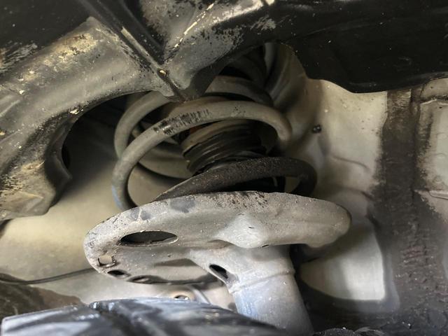 お車を安心してお乗りいただく為には、足回りの定期点検が欠かせません。サービスサポート（有償保証）では無料点検もご提供しており、安心のカーライフをお過ごしいただけるサポート体制が整っています。