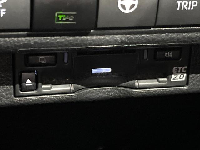 カローラツーリング ハイブリッド　ダブルバイビー　改良後　純正１０．５型ナビ　バックカメラ　ブラインドスポットモニター　パーキングサポートブレーキ　シートヒーター　ステアリングヒーター　ヘッドアップディスプレイ　１２．３型カラーメーター　ＬＥＤヘッド（7枚目）